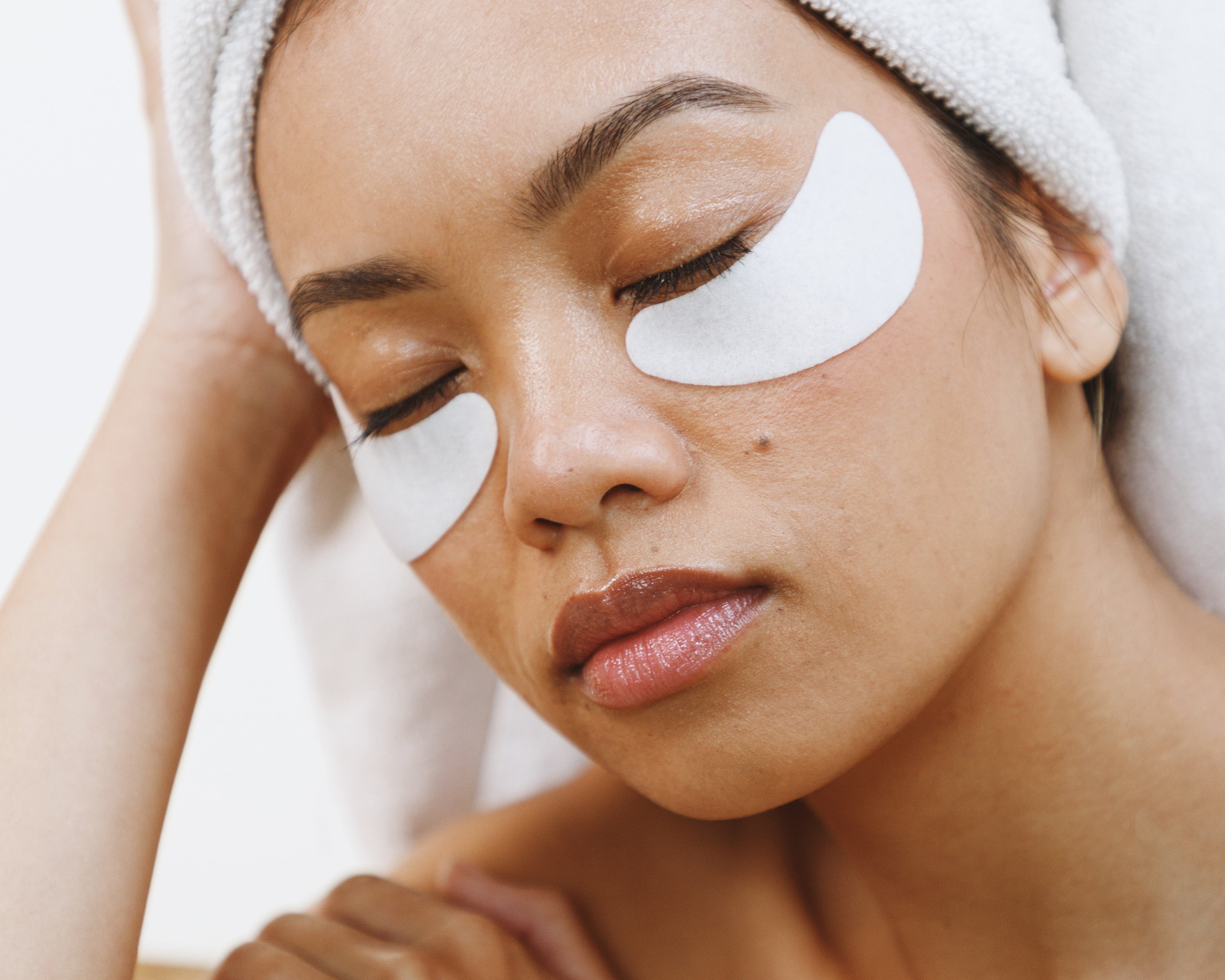 The Science of a Cooling Routine: How Cold Therapy Transforms Stressed Skin