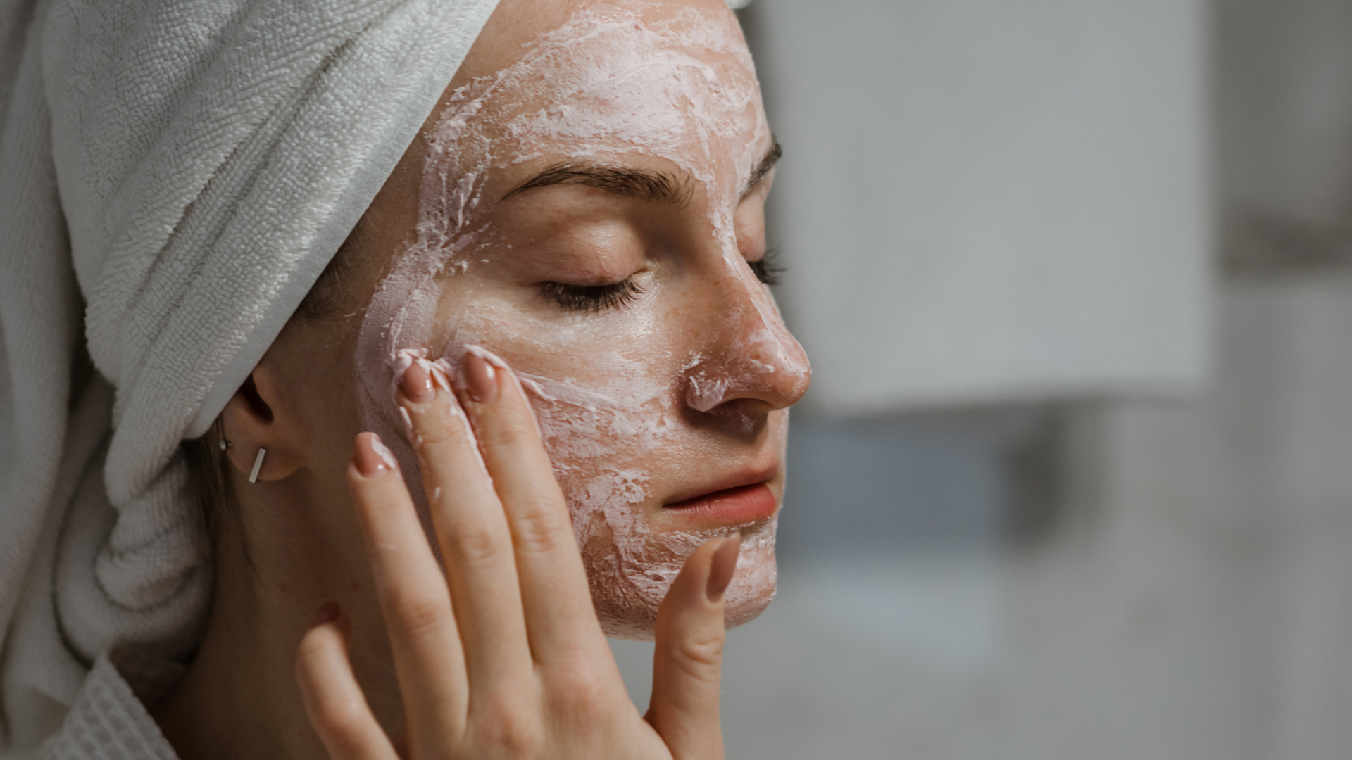 The Ultimate Guide to Moisturizing Thirsty Skin: Day vs. Night Hydration