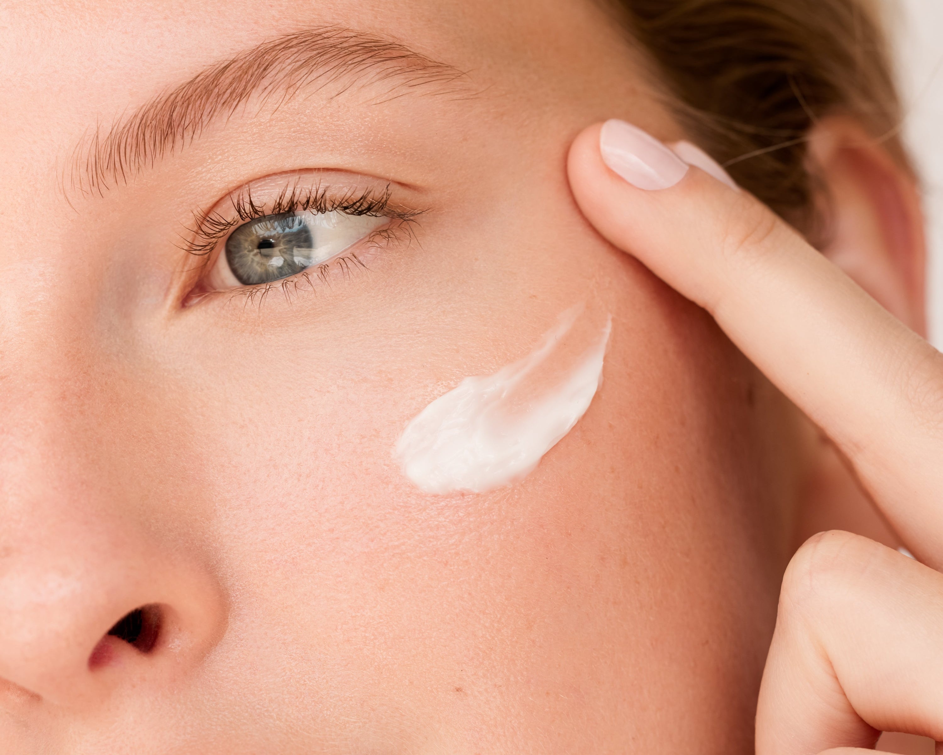 How to Lock in Moisture for 24 Hours: Expert Tips and Skyn Iceland Solutions